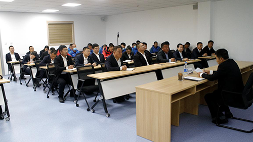 公司黨委副書記、工會(huì)主席紀(jì)景臣為景區(qū)運(yùn)營(yíng)一線黨員、積極分子講黨課