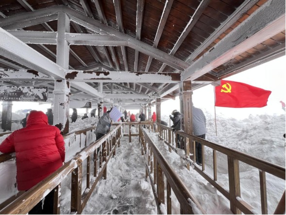 黨旗飄揚在一線 清雪攻堅“加速度”