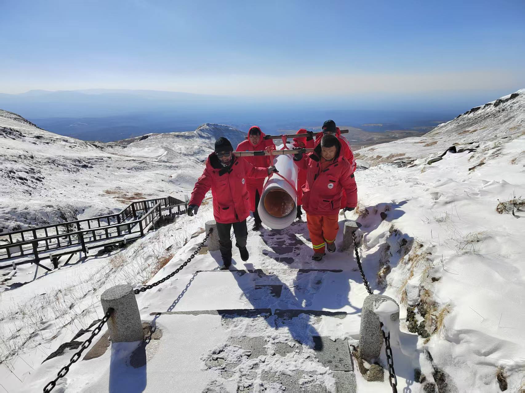 鋼構(gòu)長(zhǎng)廊暖寒冬，匠心守護(hù)天池游